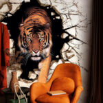 Carta da parati La tigre che emerge dalla parete crepata.