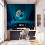 Carta da parati Pallone da calcio galleggiante su città illuminata.