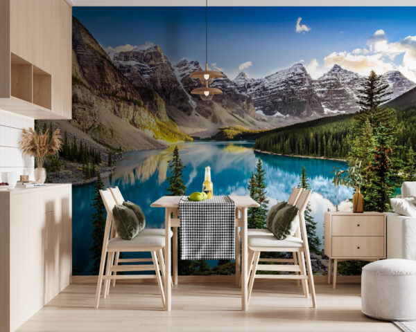 Corpo d'acqua con alberi e montagne sullo sfondo Carta da parati Corpo d'acqua con alberi e montagne sullo sfondo