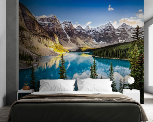 Corpo d'acqua con alberi e montagne sullo sfondo Carta da parati murale Corpo d'acqua con alberi e montagne sullo sfondo