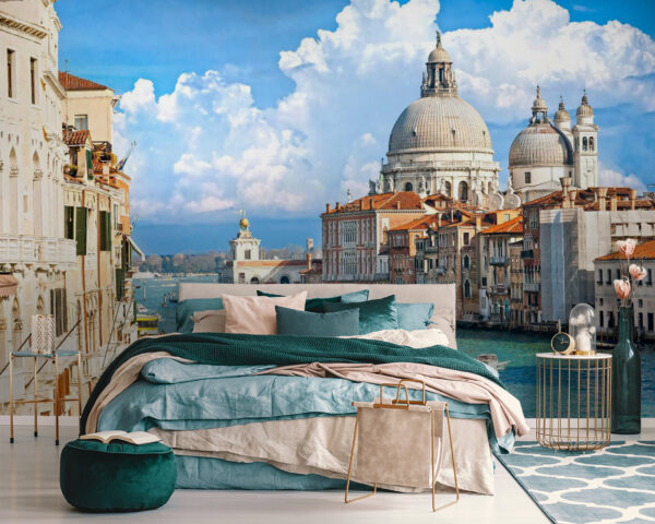 Via d'acqua con barche ed edifici sullo sfondo Carta da parati Via d'acqua con barche ed edifici sullo sfondo