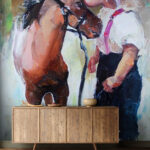 Carta da parati Pittura di una ragazza che bacia un cavallo