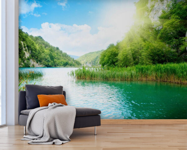 Corpo d'acqua con erba e alberi intorno Carta da parati Corpo d'acqua con erba e alberi intorno