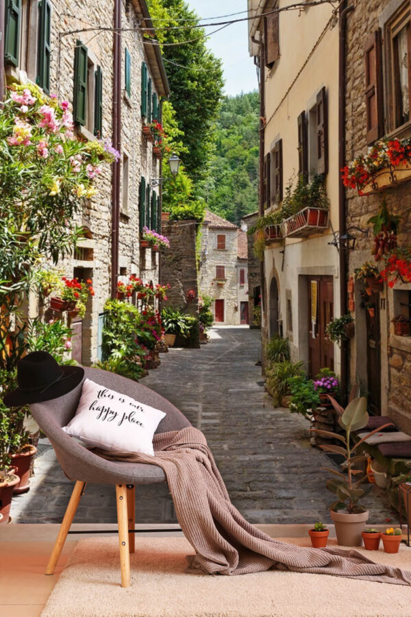 Un vicolo incantevole con fiori vivaci Carta da parati Un vicolo incantevole con fiori vivaci