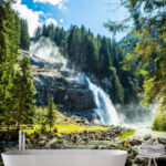 Carta da parati Cascata di montagna in mezzo a una foresta verdeggiante