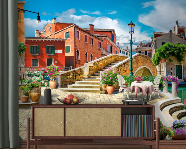 Patio con tavolo e sedie e fontana di fronte a un edificio Carta da parati Patio con tavolo e sedie e fontana di fronte a un edificio