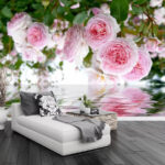 Carta da parati Rose rosa riflesse sull'acqua.