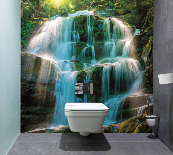 Cascata mistica in una foresta lussureggiante Carta da parati Cascata mistica in una foresta lussureggiante