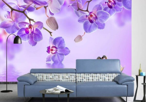 Due cigni in un lago con fiori viola Carta da parati Due cigni in un lago con fiori viola