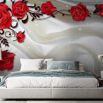 Carta da parati Rose rosse su tessuto bianco e setoso.
