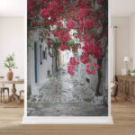 Carta da parati La bougainvillea illumina lo stretto vicolo.