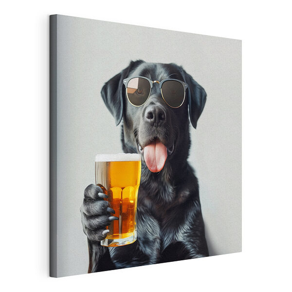Cane con gli occhiali da sole che tiene in mano un bicchiere di birra Stampa su tela Cane con gli occhiali da sole che tiene in mano un bicchiere di birra