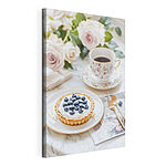 Stampa su tela Un dolce nel piatto, accompagnato da una tazza di caffè e dei fiori